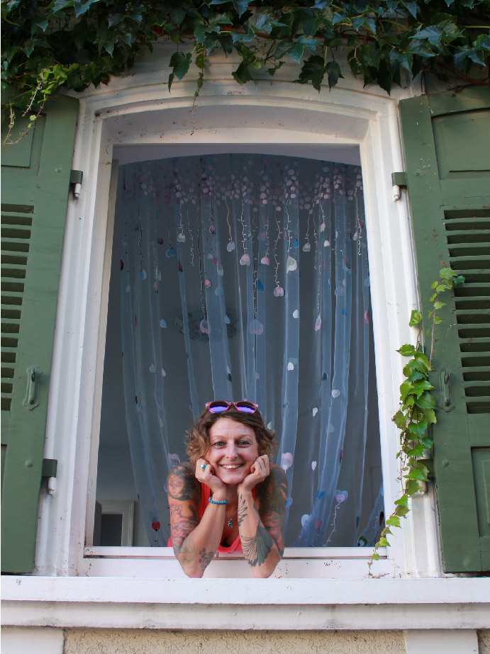 Christalla Christodoulou schaut aus einem Fenster