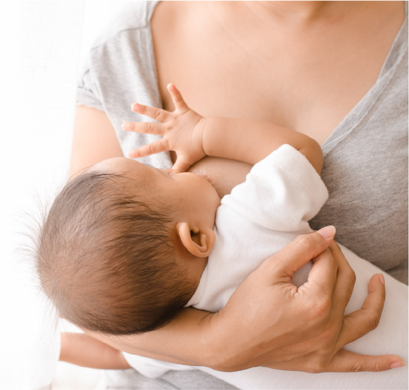 Eine Frau, die ihr Baby stillt