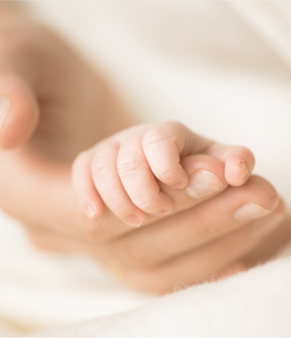 Babyhand die eine Hand festhält