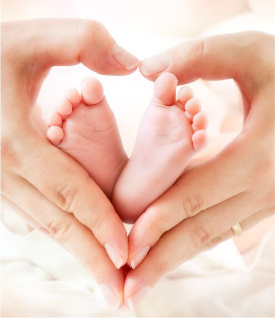 Handy, die in Herzform Babyfüsse halten