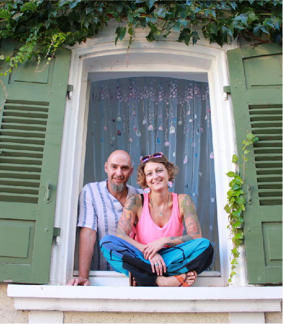 Christalla und Jochen schauen aus dem Fenster